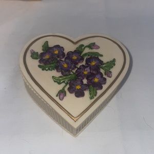 💜Avon Gift collection February violet trinket box